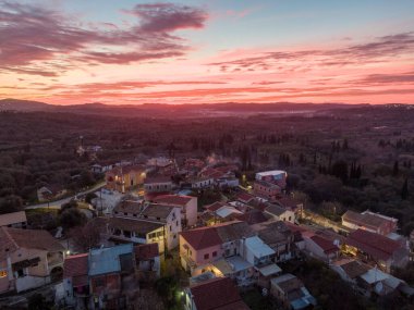 Yunanistan 'ın Korfu adasındaki Xanthates köyünün insansız hava aracı gece görüntüsü