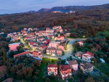 Yunanistan 'ın Korfu adasındaki Xanthates köyünün insansız hava aracı gece görüntüsü