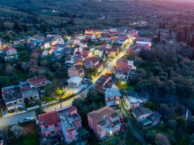 Yunanistan 'ın Korfu adasındaki Xanthates köyünün insansız hava aracı gece görüntüsü