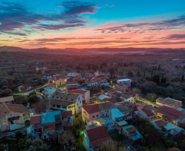 Yunanistan 'ın Korfu adasındaki Xanthates köyünün insansız hava aracı gece görüntüsü