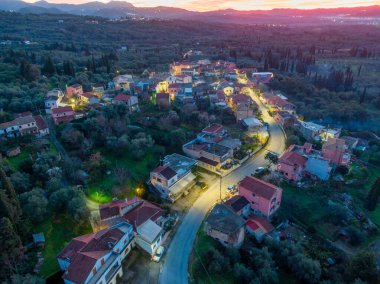 Yunanistan 'ın Korfu adasındaki Xanthates köyünün insansız hava aracı gece görüntüsü