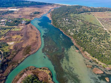 Değişik manzaralarda akan kıvrılan bir nehrin havadan görünüşü.