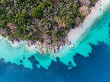 Saf sahil ve turkuaz suyu olan tenha bir koy..