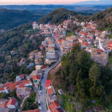 Güzel bir panoramik manzara. Yunanistan 'ın Chorepiskopi köyü Korfu adasının kuzeyindeki tepelerde zeytin ağaçları.