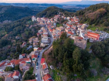 Güzel bir panoramik manzara. Yunanistan 'ın Chorepiskopi köyü Korfu adasının kuzeyindeki tepelerde zeytin ağaçları.