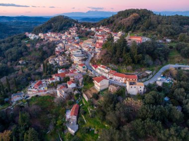 Güzel bir panoramik manzara. Yunanistan 'ın Chorepiskopi köyü Korfu adasının kuzeyindeki tepelerde zeytin ağaçları.