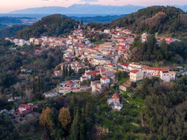 Güzel bir panoramik manzara. Yunanistan 'ın Chorepiskopi köyü Korfu adasının kuzeyindeki tepelerde zeytin ağaçları.