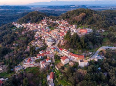 Güzel bir panoramik manzara. Yunanistan 'ın Chorepiskopi köyü Korfu adasının kuzeyindeki tepelerde zeytin ağaçları.