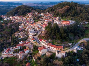 Güzel bir panoramik manzara. Yunanistan 'ın Chorepiskopi köyü Korfu adasının kuzeyindeki tepelerde zeytin ağaçları.