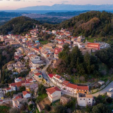 Güzel bir panoramik manzara. Yunanistan 'ın Chorepiskopi köyü Korfu adasının kuzeyindeki tepelerde zeytin ağaçları.
