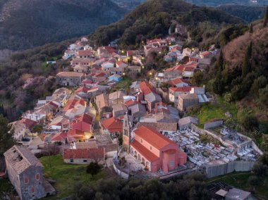 Güzel bir panoramik manzara. Yunanistan 'ın Chorepiskopi köyü Korfu adasının kuzeyindeki tepelerde zeytin ağaçları.