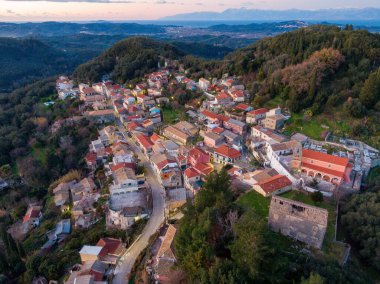 Güzel bir panoramik manzara. Yunanistan 'ın Chorepiskopi köyü Korfu adasının kuzeyindeki tepelerde zeytin ağaçları.