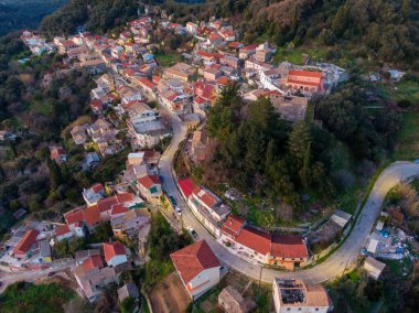 Güzel bir panoramik manzara. Yunanistan 'ın Chorepiskopi köyü Korfu adasının kuzeyindeki tepelerde zeytin ağaçları.