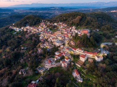 Güzel bir panoramik manzara. Yunanistan 'ın Chorepiskopi köyü Korfu adasının kuzeyindeki tepelerde zeytin ağaçları.