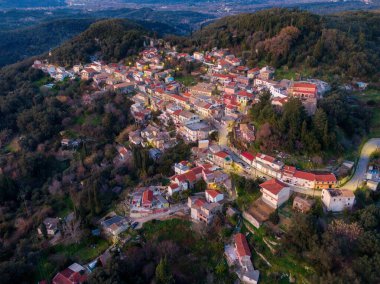 Güzel bir panoramik manzara. Yunanistan 'ın Chorepiskopi köyü Korfu adasının kuzeyindeki tepelerde zeytin ağaçları.