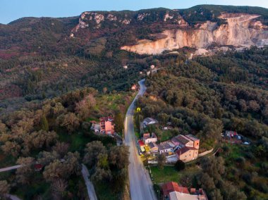 Gün batımında küçük bir köy yolunun havadan görünüşü