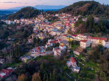 Güzel bir panoramik manzara. Yunanistan 'ın Chorepiskopi köyü Korfu adasının kuzeyindeki tepelerde zeytin ağaçları.