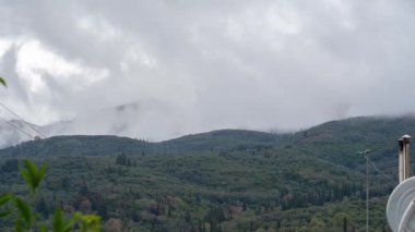 Düşük bulutlu, engebeli, sisli dağların zamanı. 