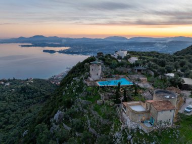 Gün batımında kayalıklarda inziva.