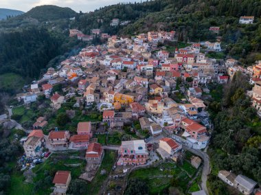Korfu adasındaki güzel spartilas köyünün insansız hava aracı görüntüsü.