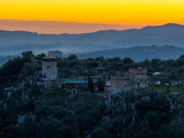 Günbatımında lüks uçurum kenarındaki villanın havadan görünüşü.