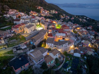 Korfu adasındaki güzel spartilas köyünün insansız hava aracı görüntüsü.