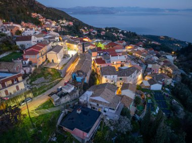 Korfu adasındaki güzel spartilas köyünün insansız hava aracı görüntüsü.