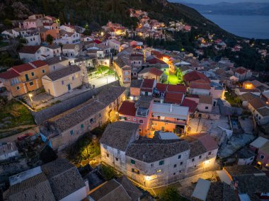 Korfu adasındaki güzel spartilas köyünün insansız hava aracı görüntüsü.