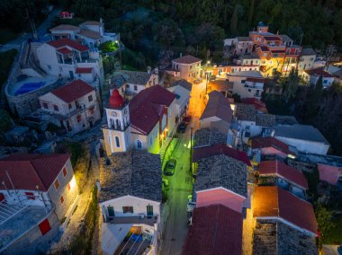 Alacakaranlıktaki tuhaf bir köyün hava manzarası..