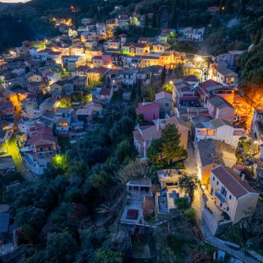 Korfu adasındaki güzel spartilas köyünün insansız hava aracı görüntüsü.