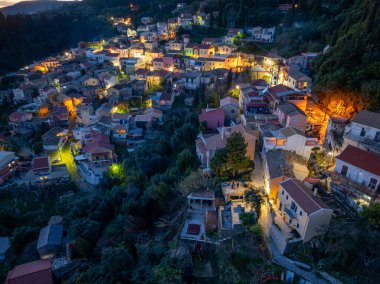 Korfu adasındaki güzel spartilas köyünün insansız hava aracı görüntüsü.