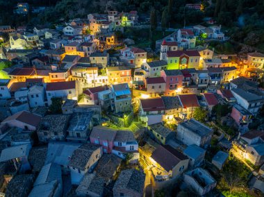 Korfu adasındaki güzel spartilas köyünün insansız hava aracı görüntüsü.