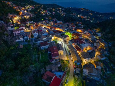 Korfu adasındaki güzel spartilas köyünün insansız hava aracı görüntüsü.