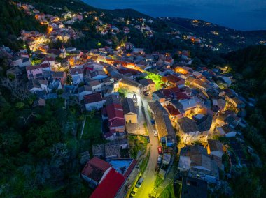 Korfu adasındaki güzel spartilas köyünün insansız hava aracı görüntüsü.