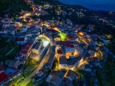 Korfu adasındaki güzel spartilas köyünün insansız hava aracı görüntüsü.