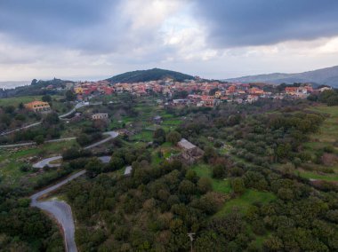 Tepe köyü bulutlu bir gökyüzünün altındaki yemyeşil tepelerin arasına kurulmuş..