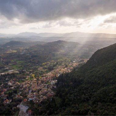 Geceleri Yunanistan 'ın Korfu adasındaki küçük bir tepe köyünün manzarası