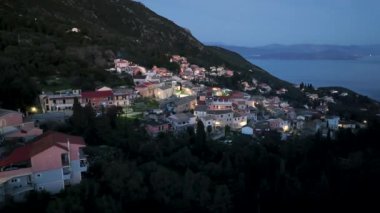 Tepenin yamacına kurulmuş pitoresk bir köyün havadan görünüşü