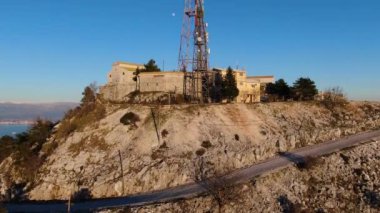 Dağdaki iletişim anteni. İnsansız hava aracı Pantokrator Dağı 'ndaki güçlü antenin etrafında uçuyor. Korfu, Yunanistan.