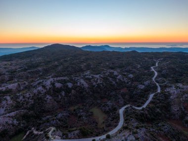 Gün batımında dönen dağ yolu