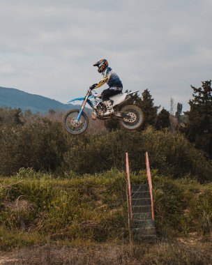 Korfu, korfu, Yunanistan. 09 Şubat 2025: Motokros binicisi havada süzülüyor