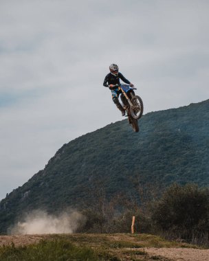 Korfu, korfu, Yunanistan. 09 Şubat 2025: Motokros sürücüsü Yamaha motosikleti ile havada süzülüyor.