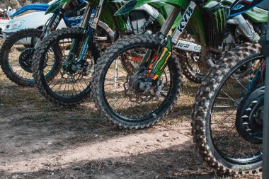 Korfu, korfu, Yunanistan. 09 Şubat 2025: Dunlop ve Pirelli lastiklerini gösteren motosikletlerin yakın çekimi.