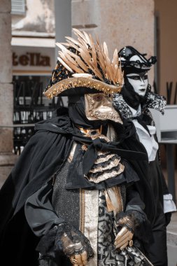 Korfu, korfu, Yunanistan. 10 Mart 2024: Venedik Karnavalı 'nda özenle hazırlanmış kostüm ve maskeli insanlar