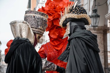 Korfu, korfu, Yunanistan. 10 Mart 2024: Karnaval katılımcıları özenle hazırlanmış kostüm ve maskelerle.