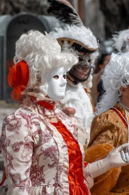 Beyaz peruk ve maskeli ayrıntılı kostüm, bir maskeli balo, geçit töreni, rönesans festivali.