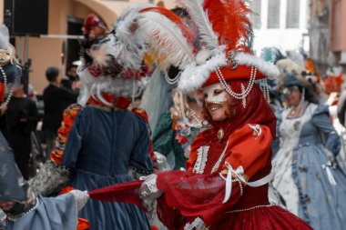 İnsanlar maskeli baloda Rönesans döneminin modasını gözler önüne sererek ayrıntılı kostümlerle kutluyorlar..