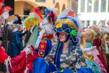 Karmaşık dönem kostümleriyle neşeli şenlikler süslü maskeli renkli bir sokak festivalinde kutlanıyor..