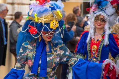 İtalya 'nın Venedik kentinde düzenlenen festival töreninde ayrıntılı başlıklar ve kıyafetler sergileniyor..