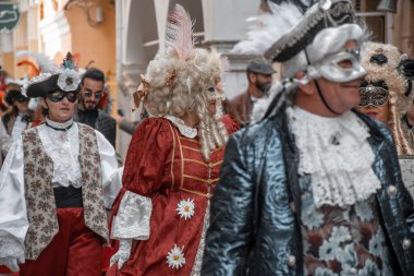 Özenle hazırlanmış tarihi kostüm ve maskeler giymiş bir grup insan festival için toplandı..